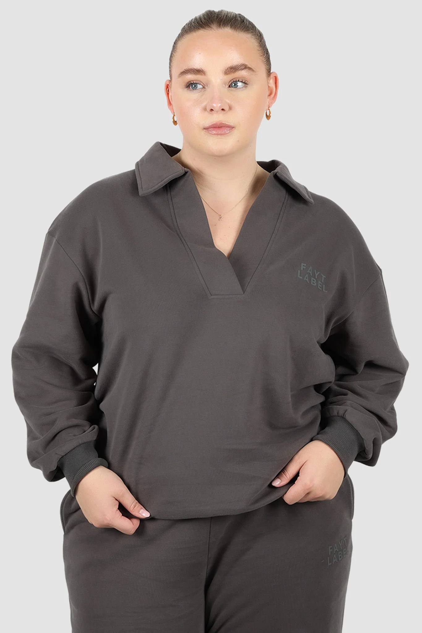 FAYT LOGO COLLAR CREW CHARCOAL - Image 4