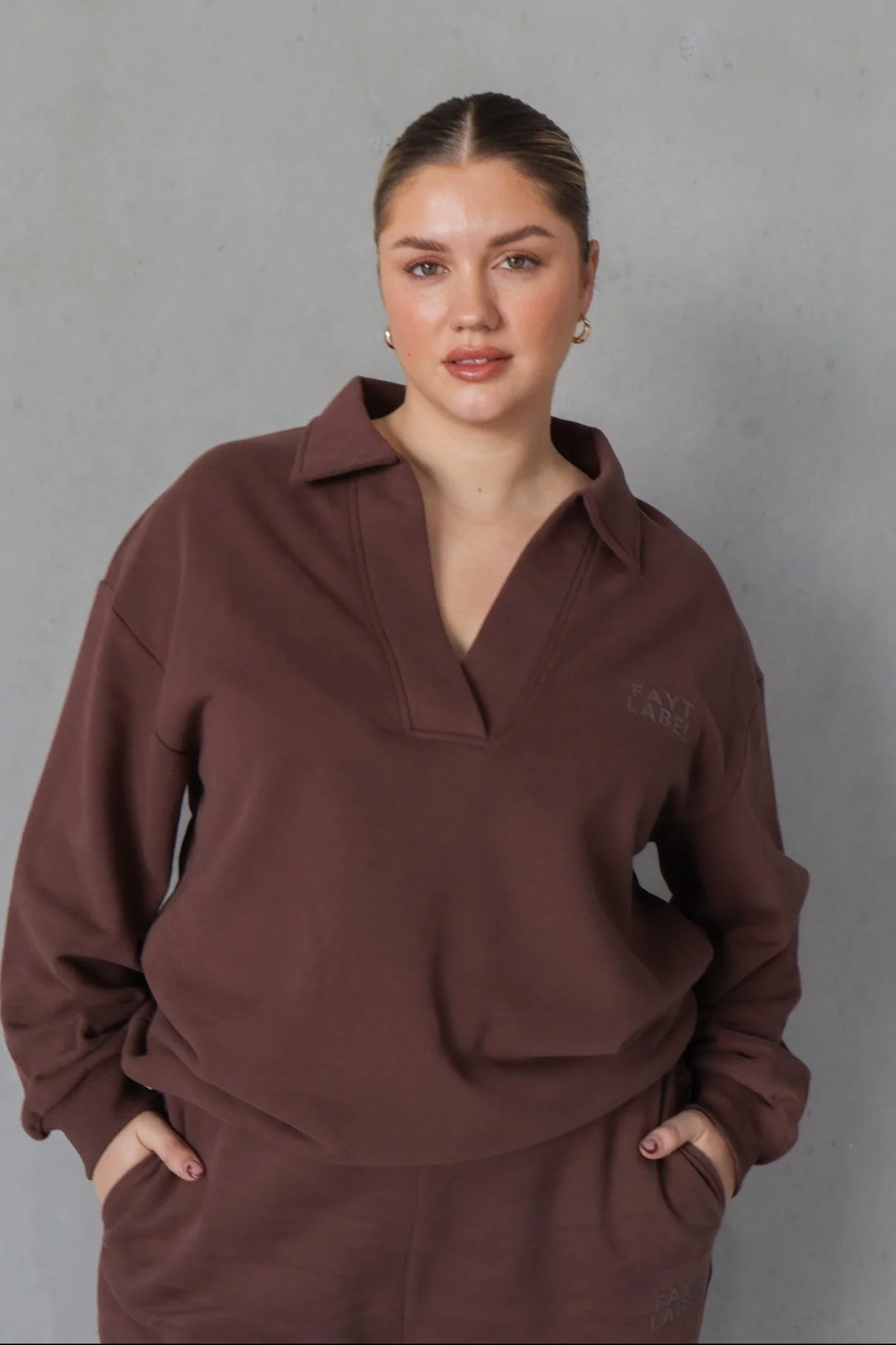FAYT LOGO COLLAR CREW CHOCOLATE - Image 2