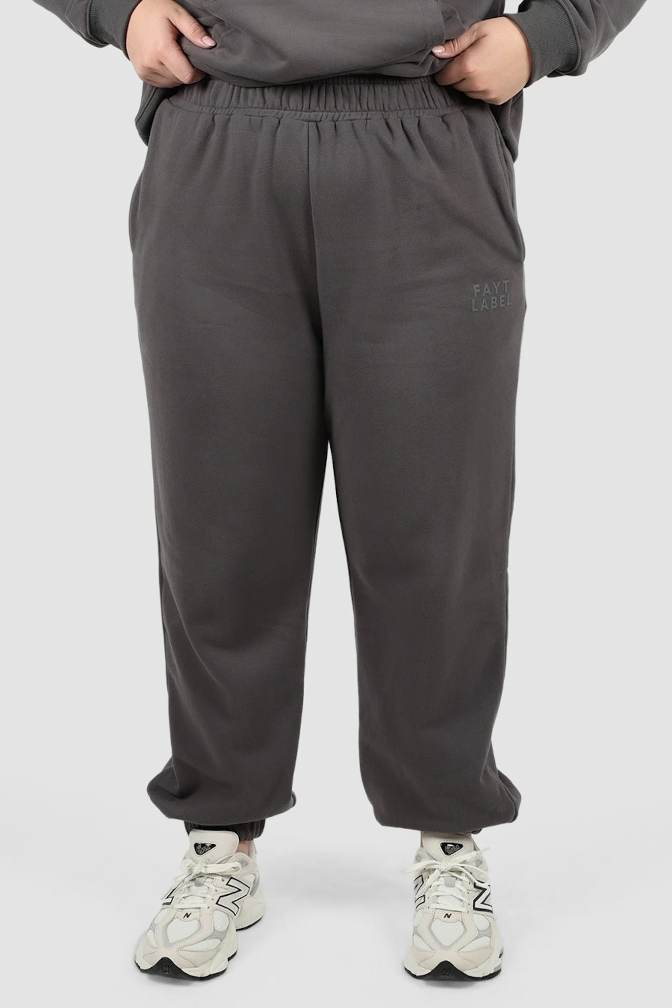 FAYT LOGO CUFF SWEATPANT CHARCOAL - Image 3