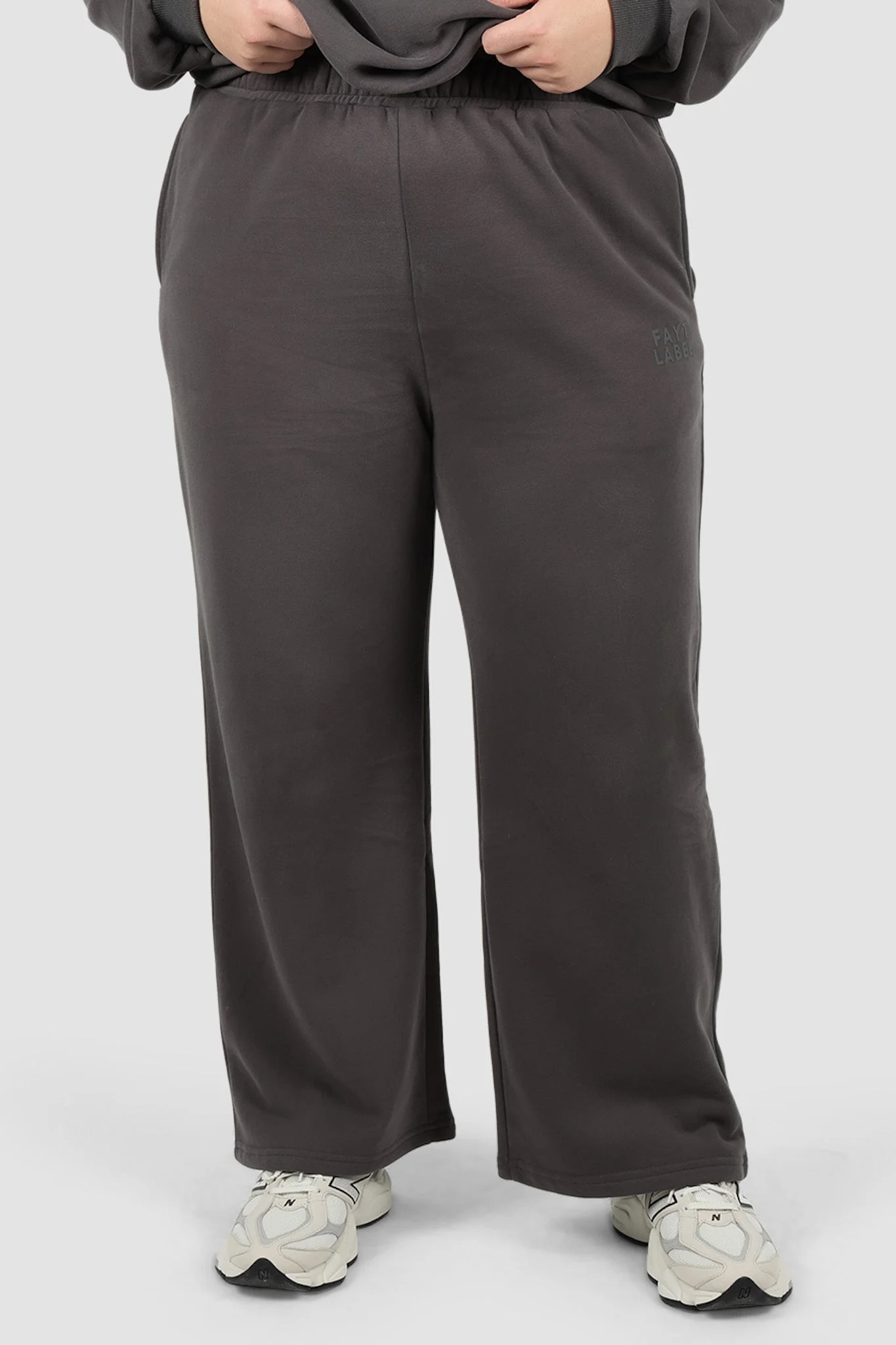 FAYT LOGO FLARE SWEATPANT CHARCOAL - Image 2