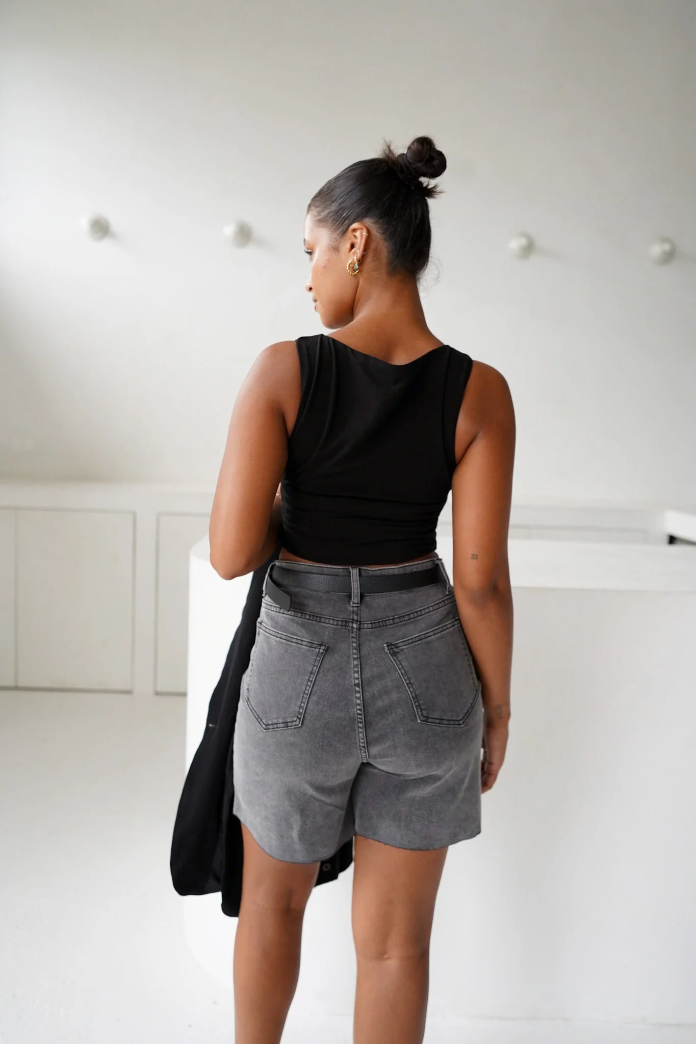 JAGGER DENIM SHORT GREY WASH - Image 4