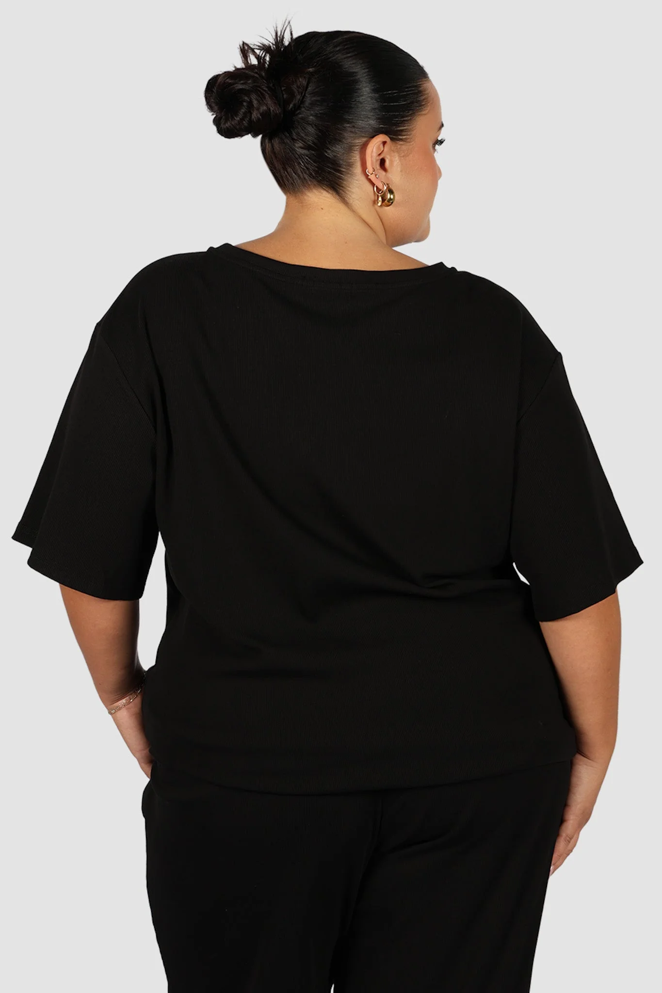 NOLYN RIB TEE BLACK - Image 10